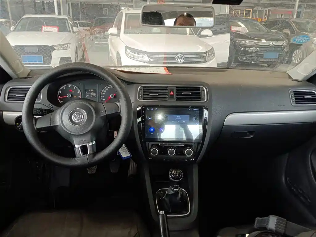VOLKSWAGEN SAGITAR 2014