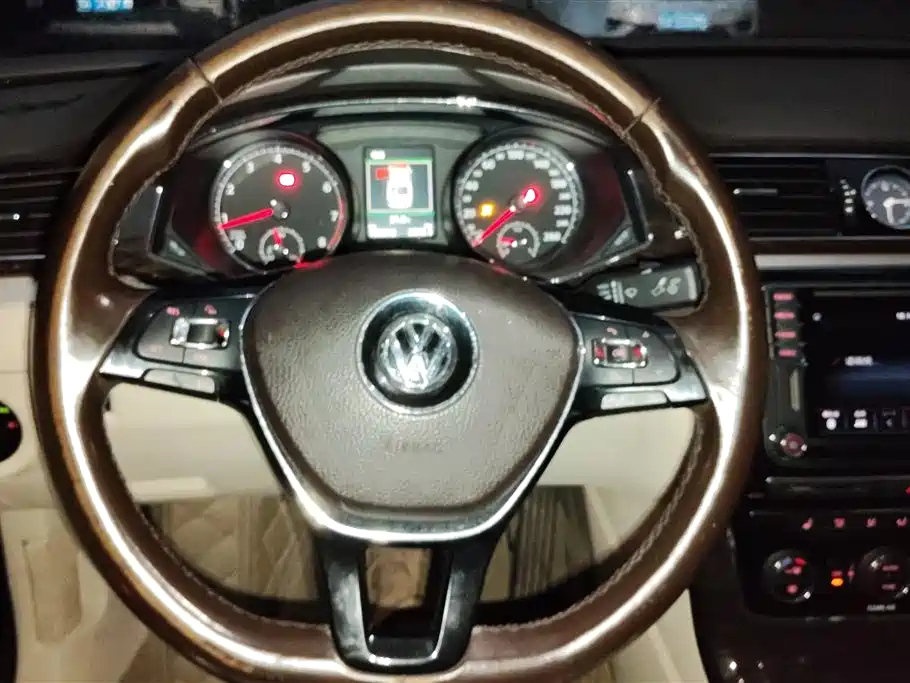VOLKSWAGEN PASSAT 2017