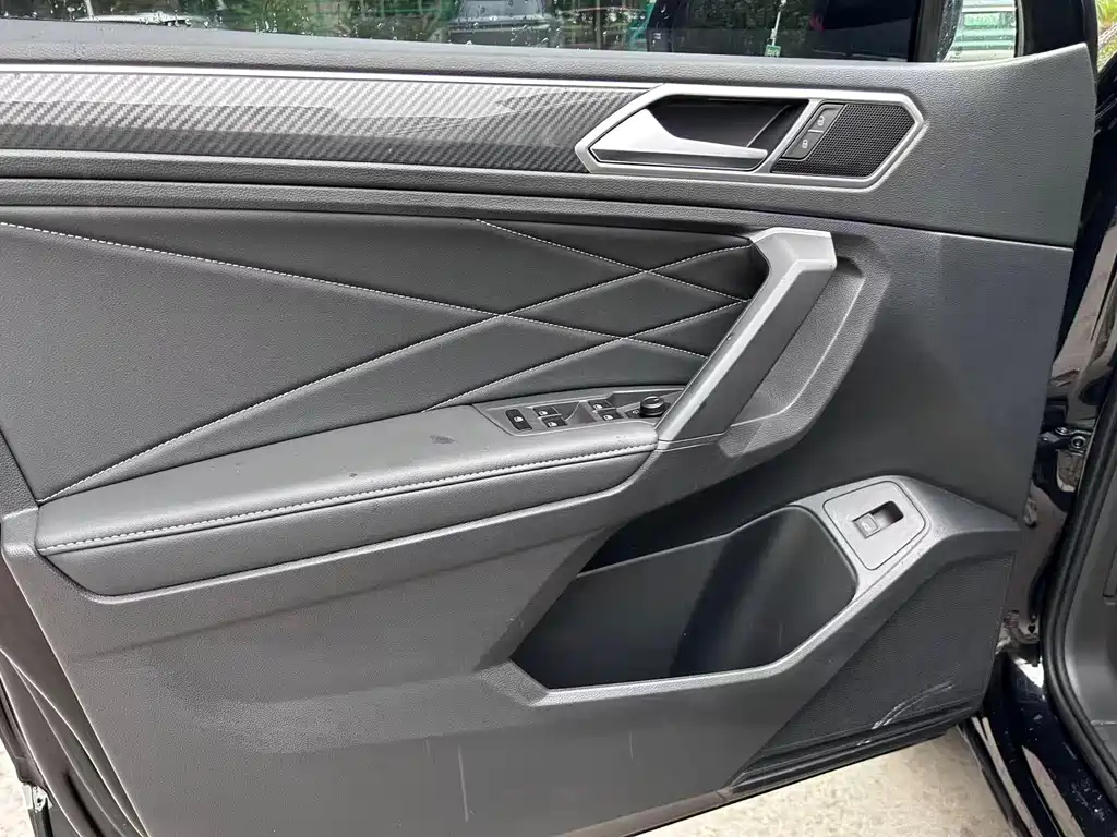 VOLKSWAGEN TIGUAN L 2023