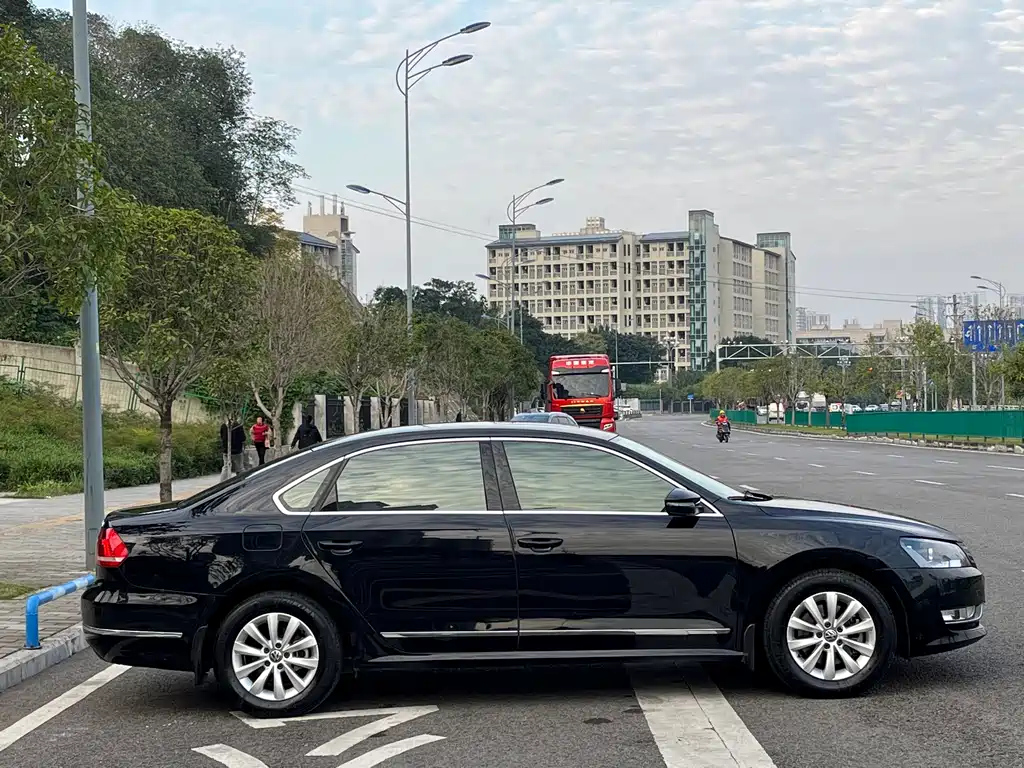 VOLKSWAGEN PASSAT 2012