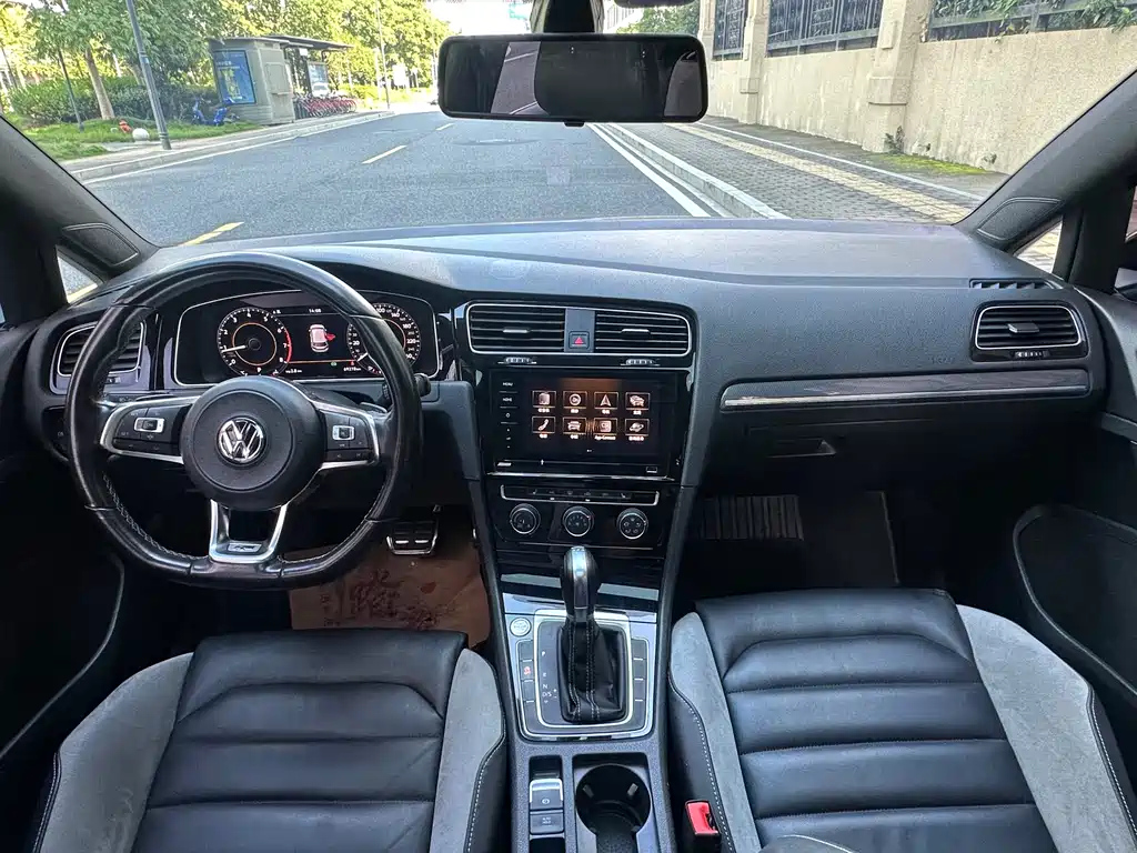 VOLKSWAGEN GOLF 2020