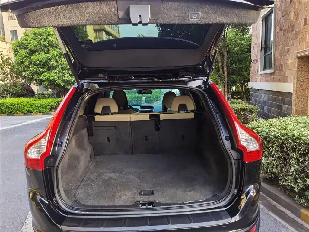 VOLVO XC60 IMPORT 2011
