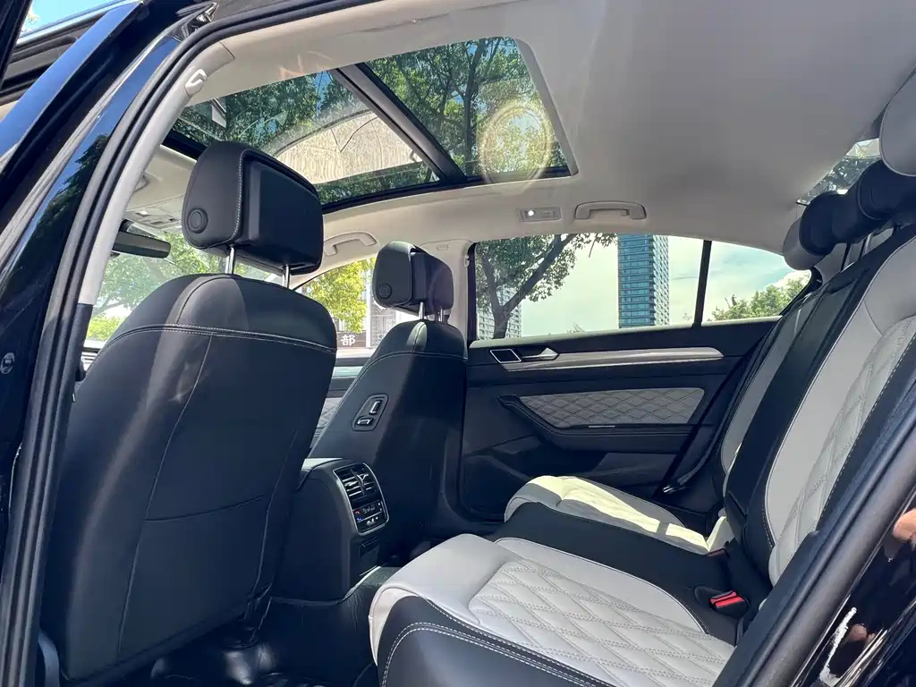 VOLKSWAGEN MAGOTAN 2023