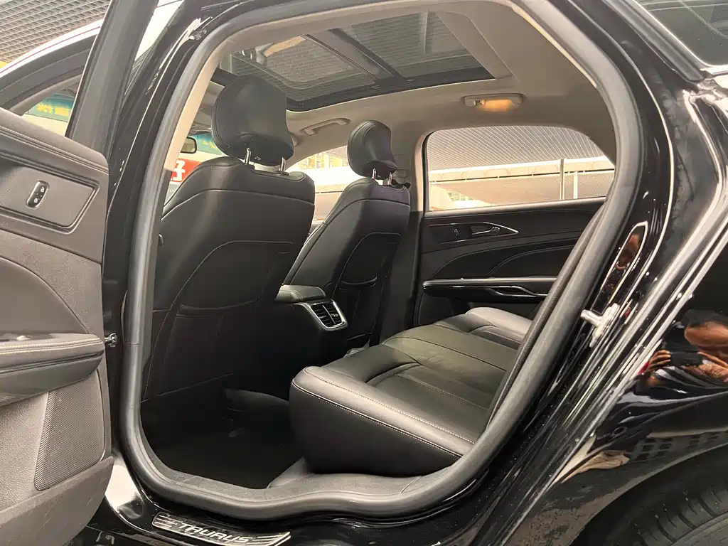 FORD TAURUS 2018
