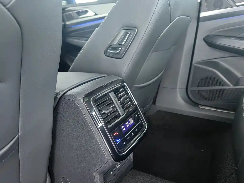 VOLKSWAGEN PASSAT 2024