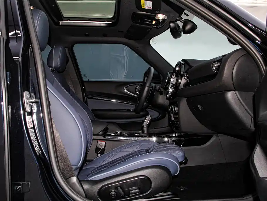MINI CLUBMAN 2023