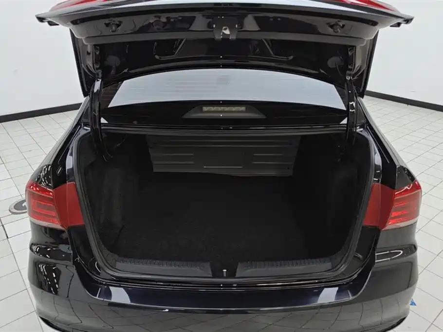 VOLKSWAGEN SANTANA 2017