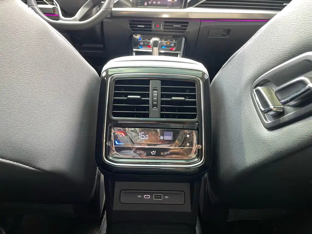 VOLKSWAGEN PASSAT 2024