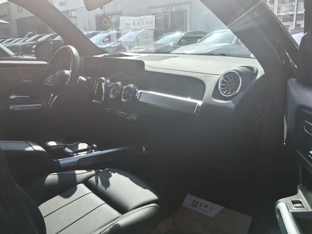 MERCEDES BENZ GLB 2023