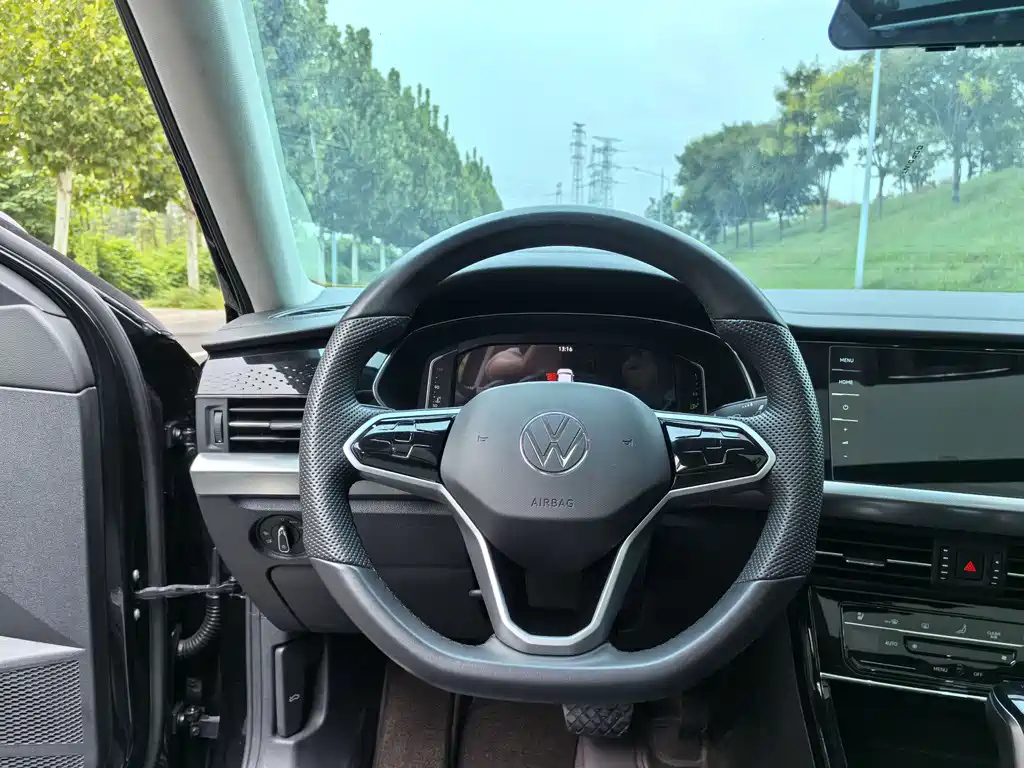 VOLKSWAGEN PASSAT 2023