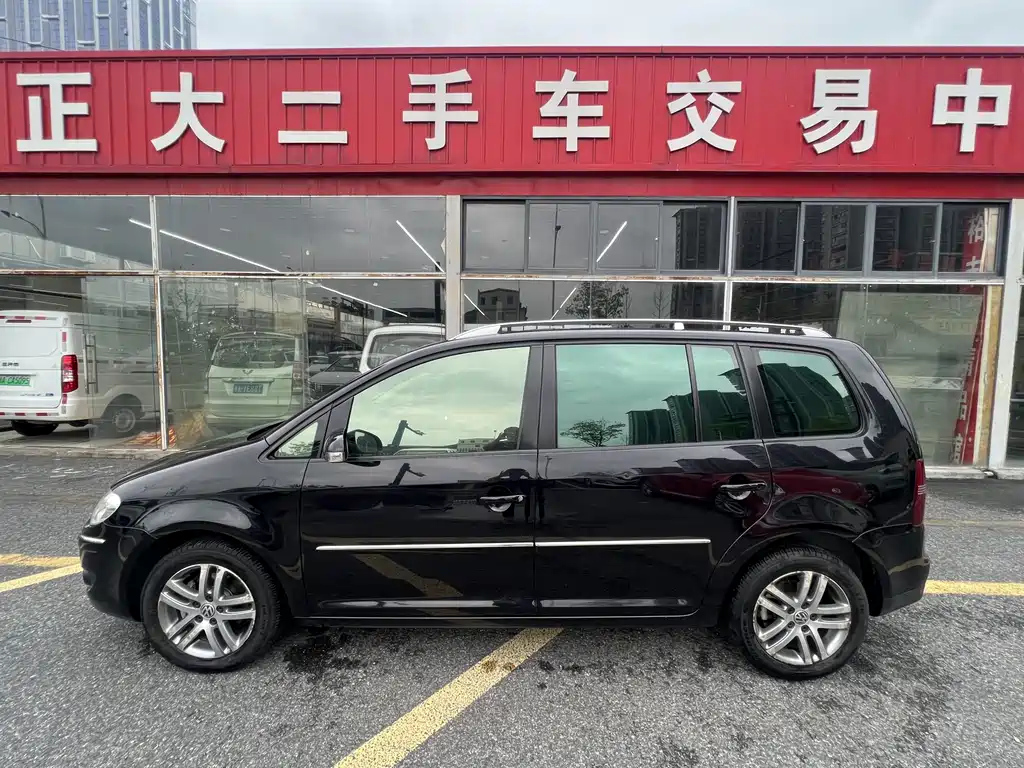 VOLKSWAGEN TOURAN 2010