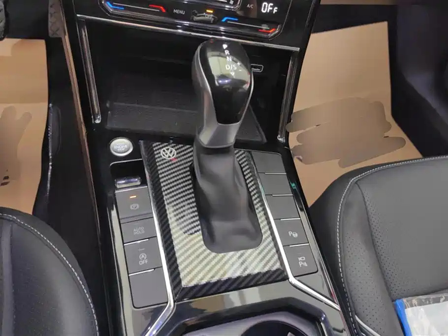 VOLKSWAGEN PASSAT 2024