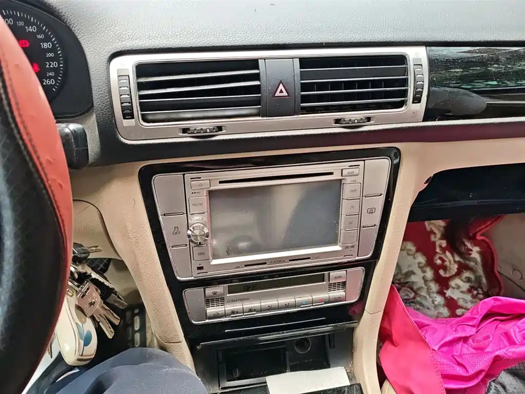 VOLKSWAGEN PASSAT LINGYU 2011