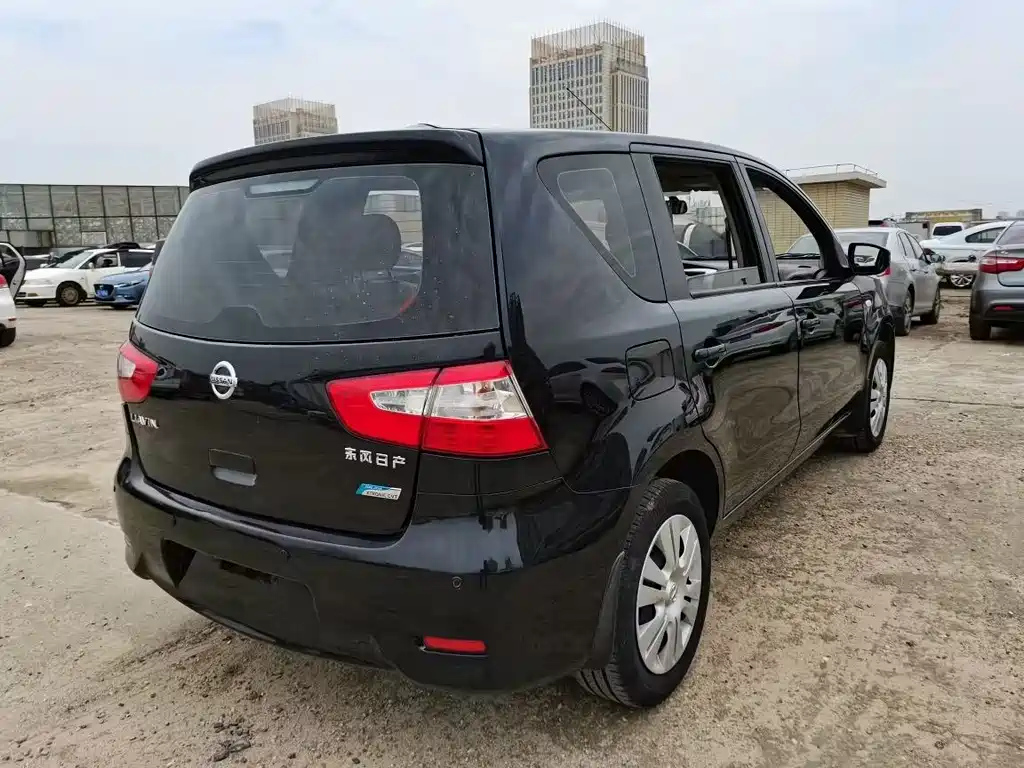 NISSAN LIVINA 2015