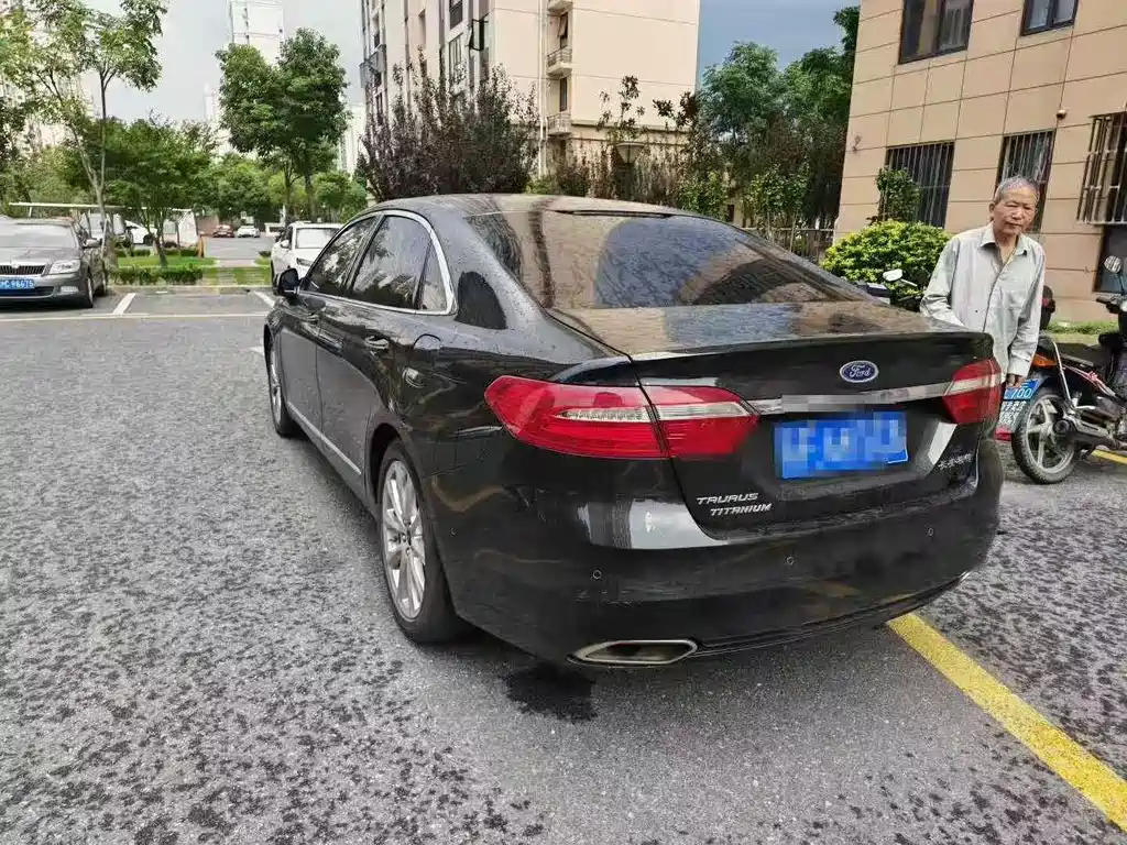 FORD TAURUS 2018