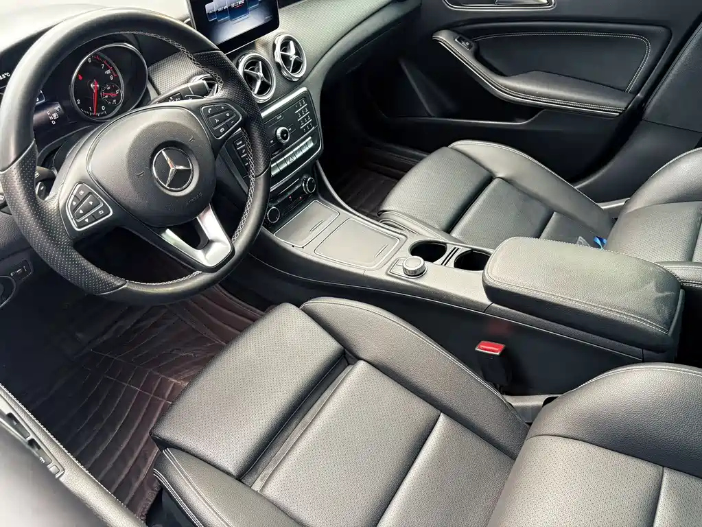 MERCEDES BENZ GLA 2019