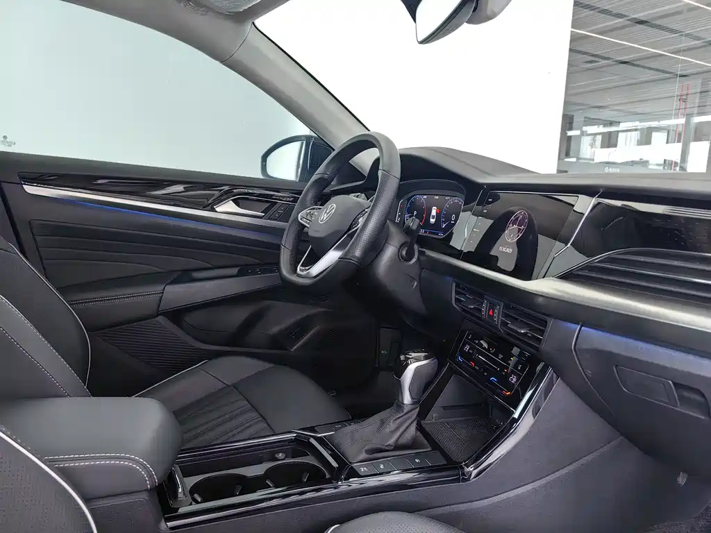 VOLKSWAGEN PASSAT 2024