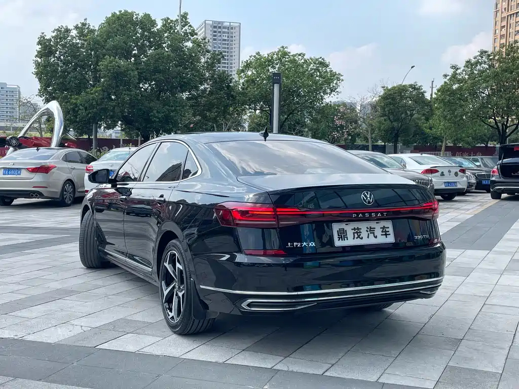 VOLKSWAGEN PASSAT 2024