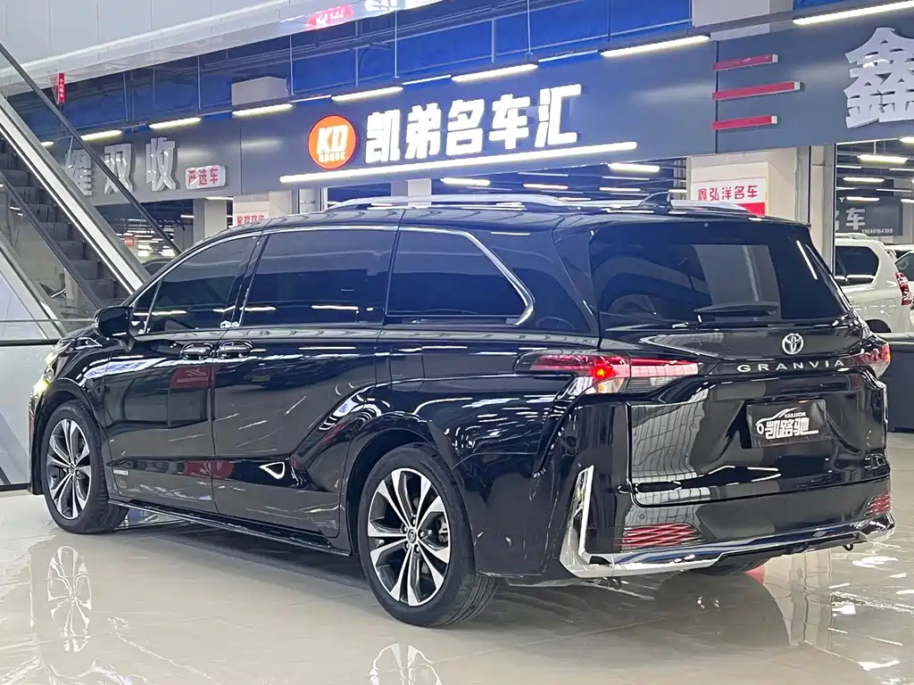 TOYOTA GRANVIA 2023