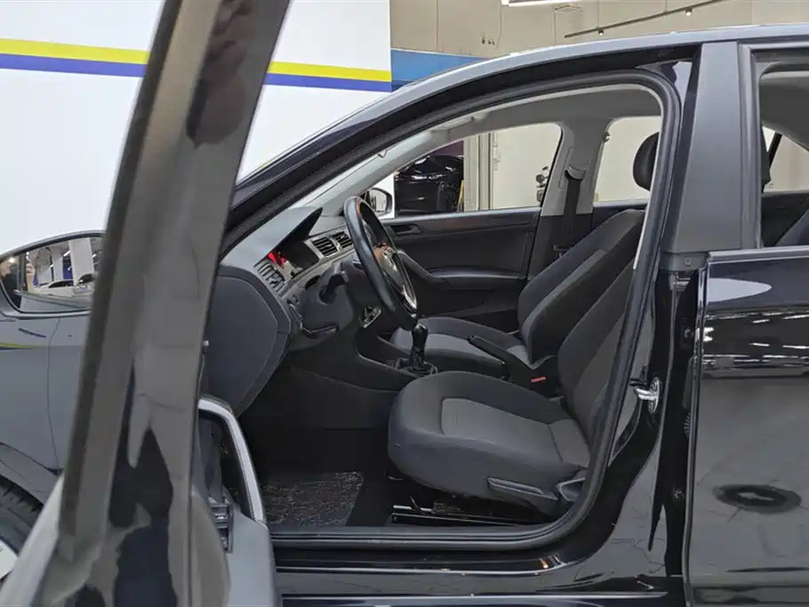 VOLKSWAGEN SANTANA 2017