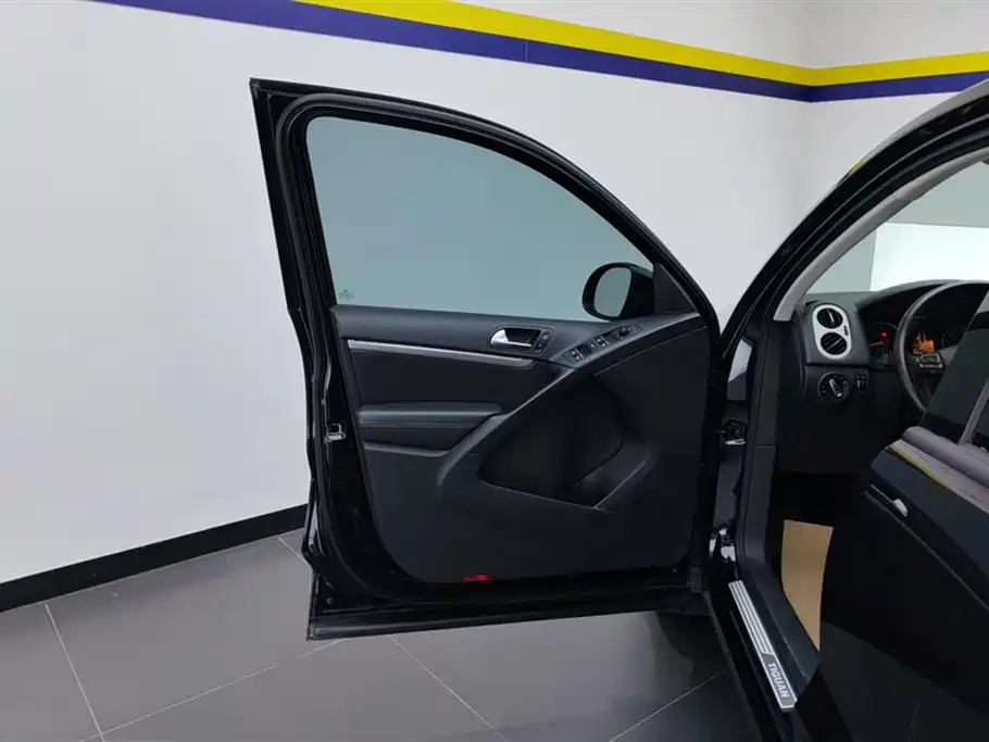 VOLKSWAGEN TIGUAN 2016