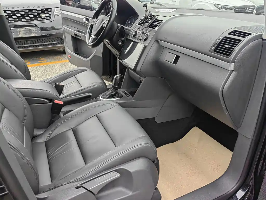VOLKSWAGEN TOURAN 2013