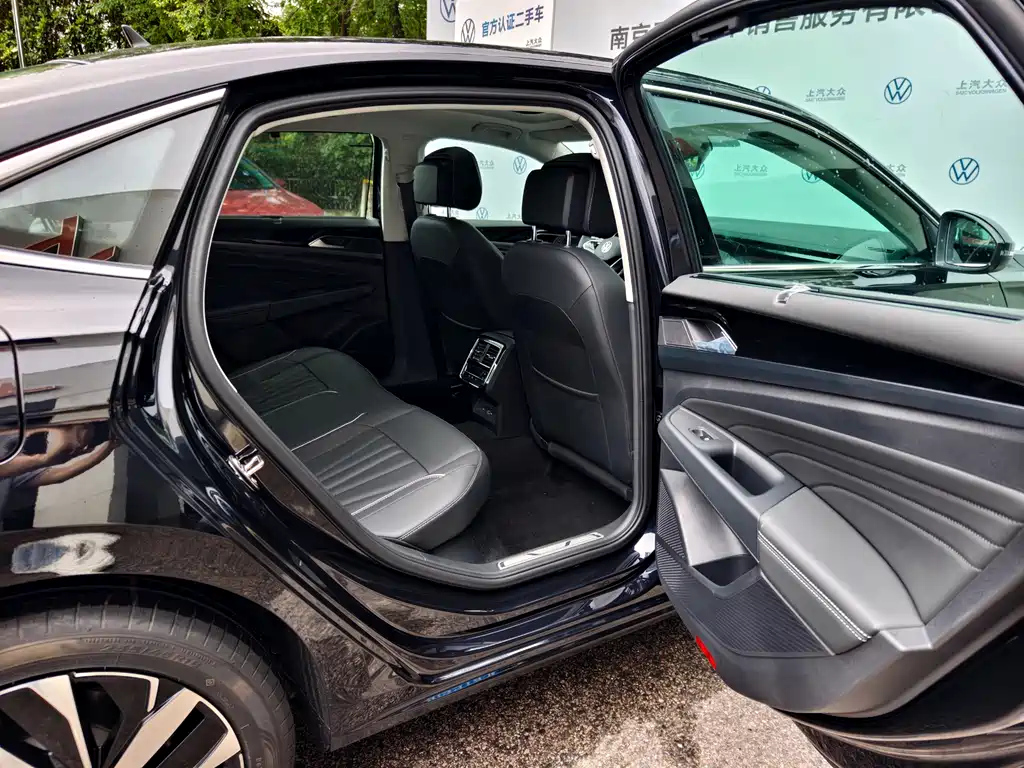 VOLKSWAGEN PASSAT 2024