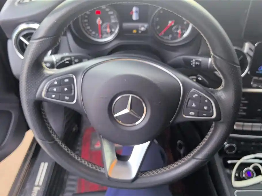 MERCEDES BENZ GLA 2018