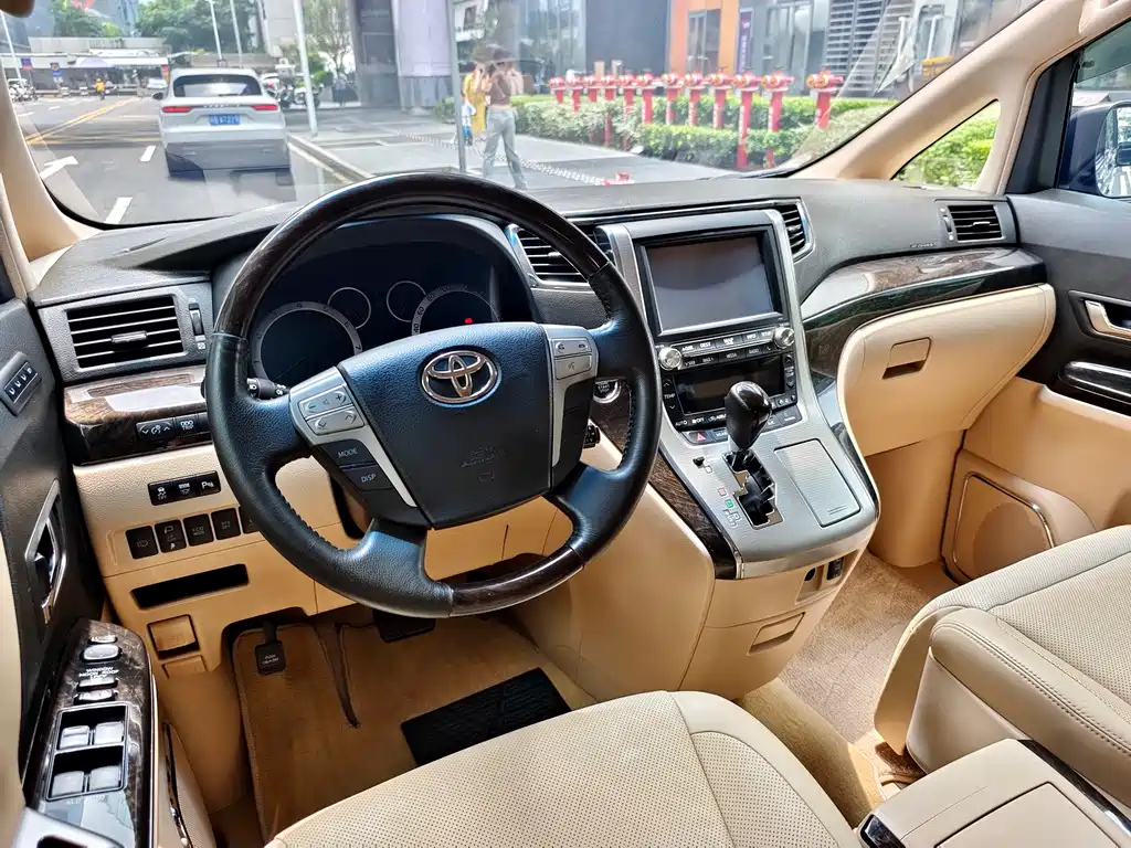 TOYOTA ALPHARD 2012