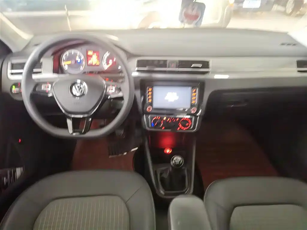 VOLKSWAGEN SANTANA 2017