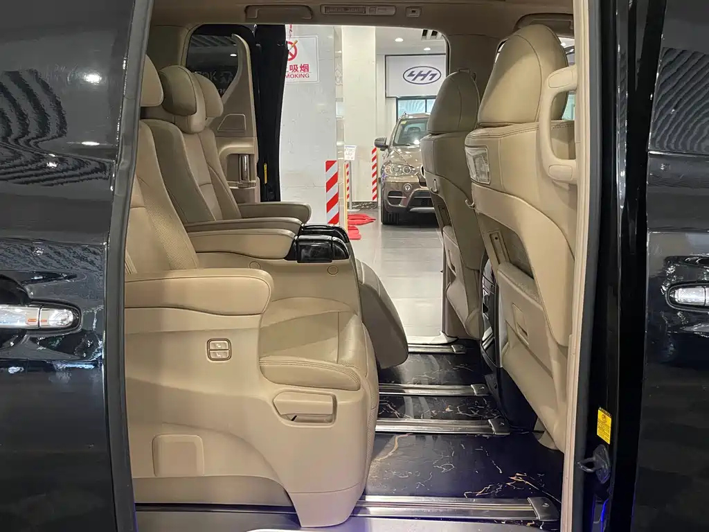 TOYOTA ALPHARD 2012