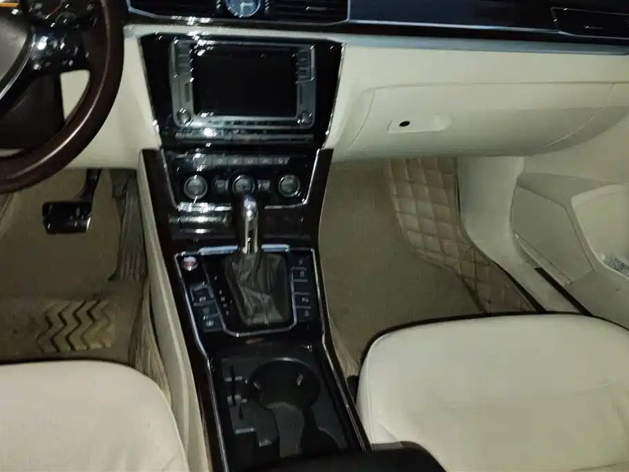 VOLKSWAGEN PASSAT 2017