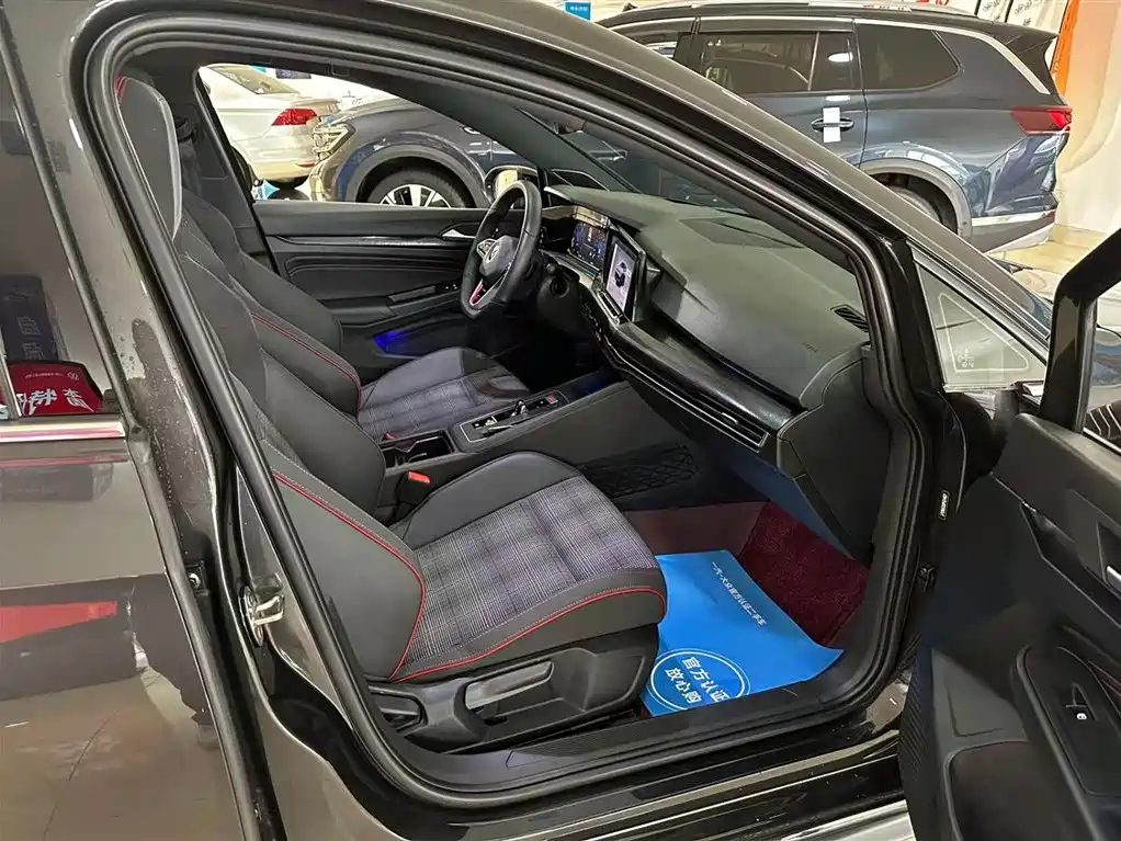 VOLKSWAGEN GOLF GTI 2024