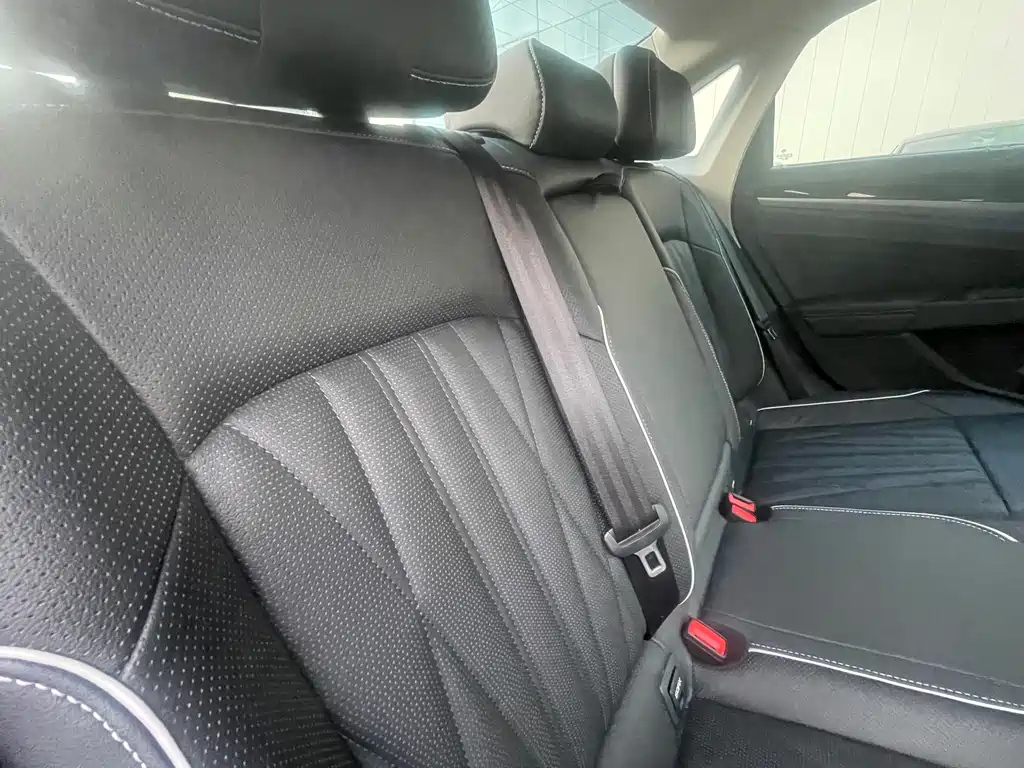 VOLKSWAGEN PASSAT 2023