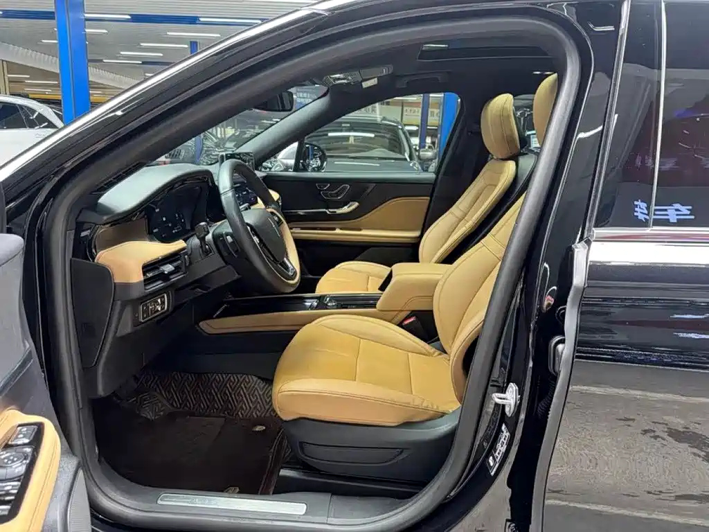 LINCOLN ADVENTURER 2020