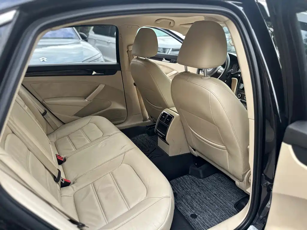 VOLKSWAGEN PASSAT 2014
