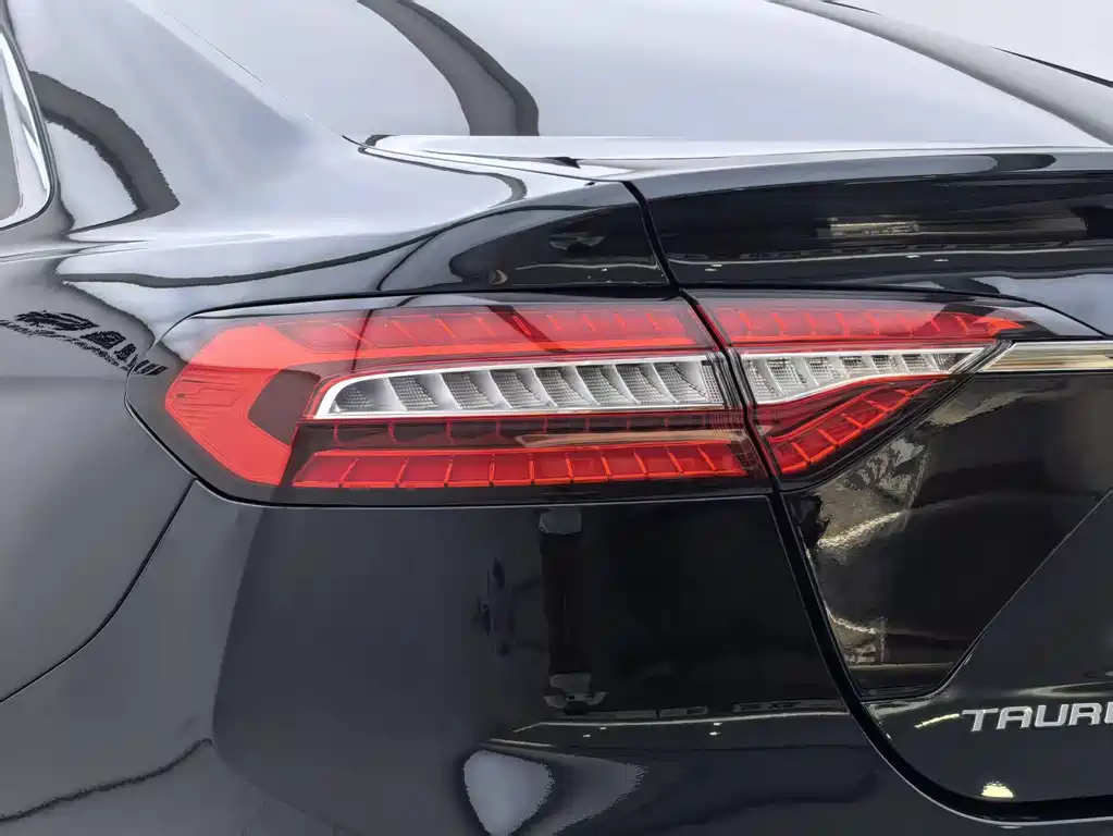 FORD TAURUS 2021