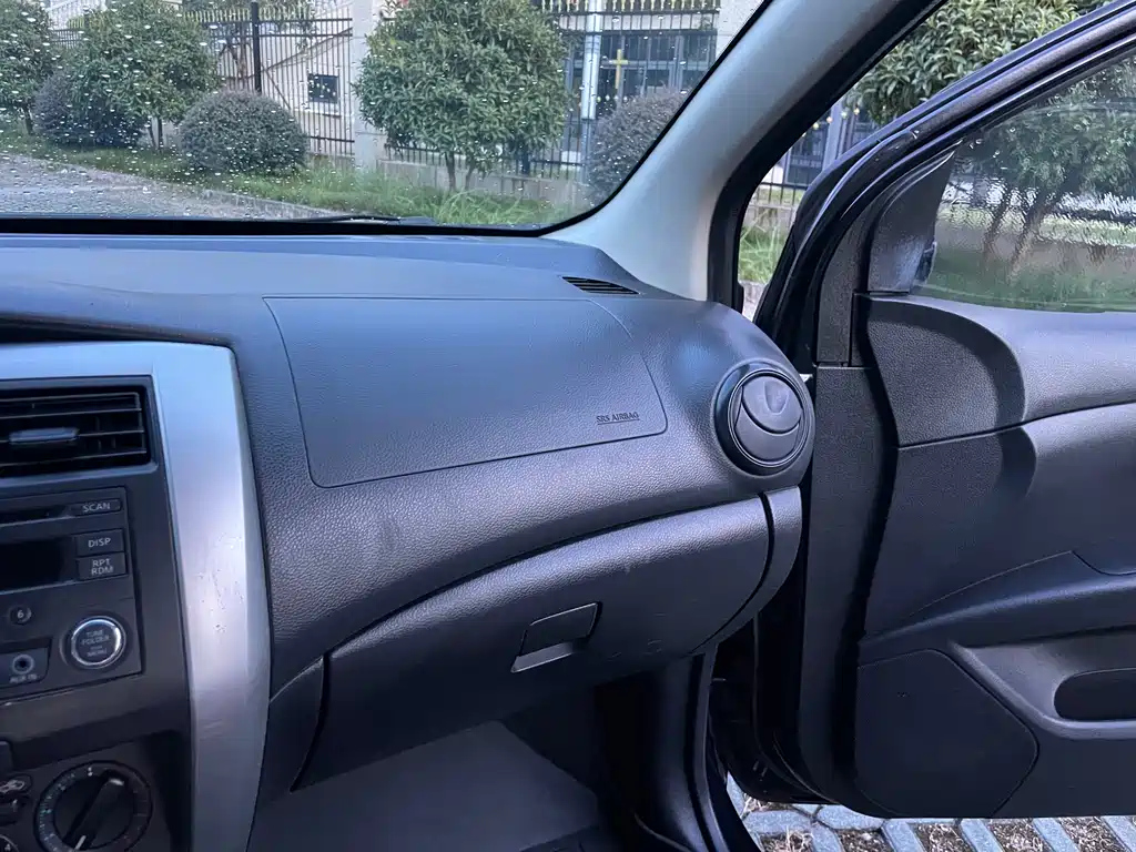 NISSAN LIVINA 2013