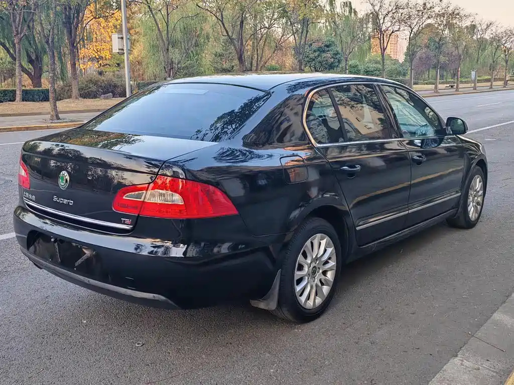 SKODA SUPERB 2012