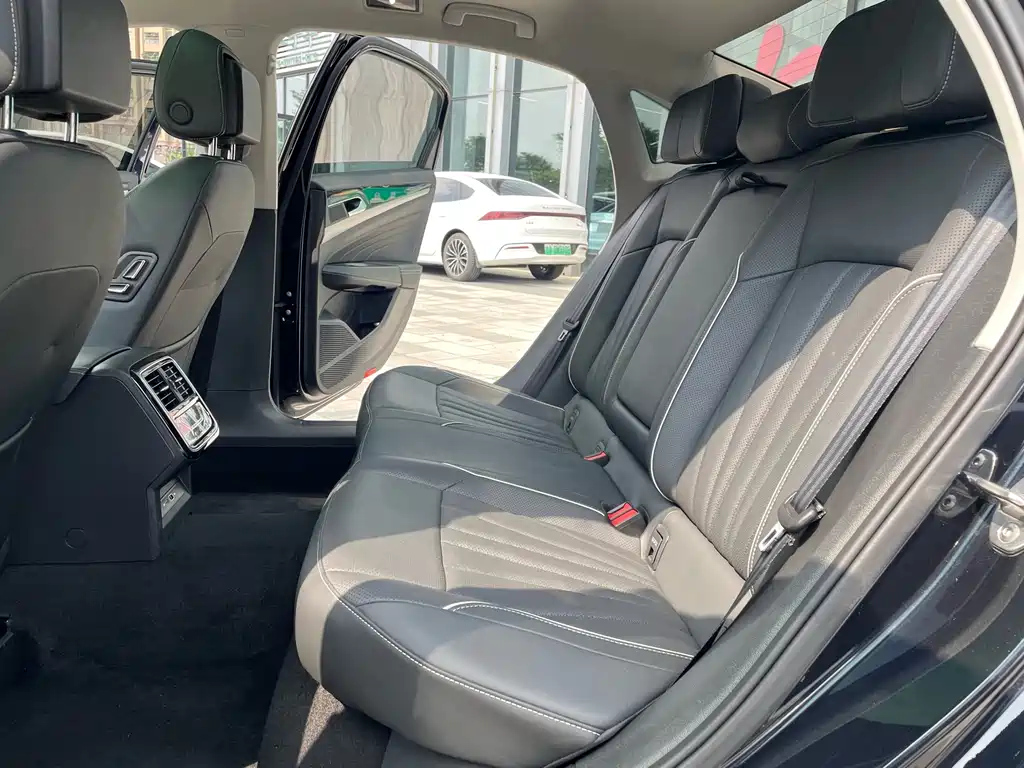 VOLKSWAGEN PASSAT 2024