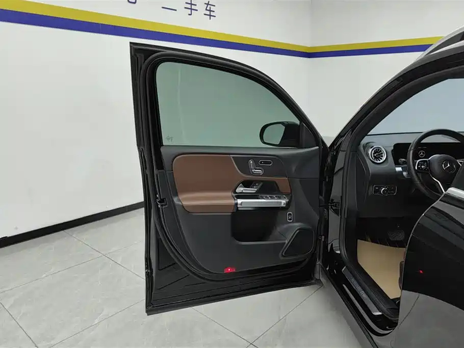 MERCEDES BENZ GLB 2023
