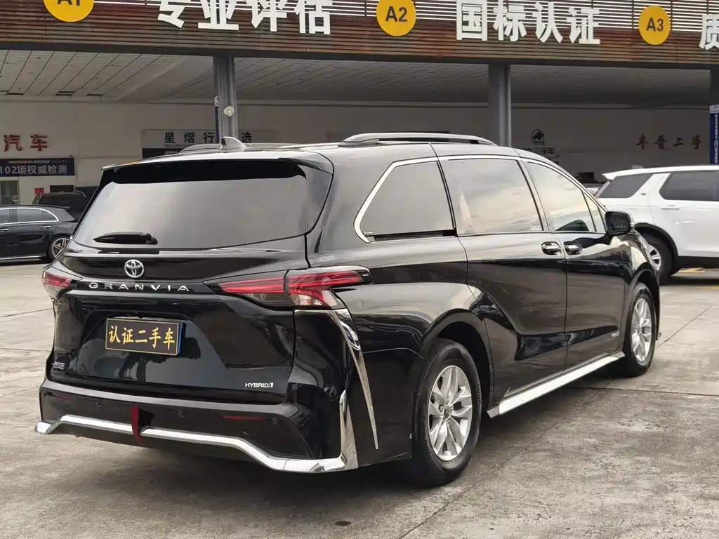 TOYOTA GRANVIA 2023