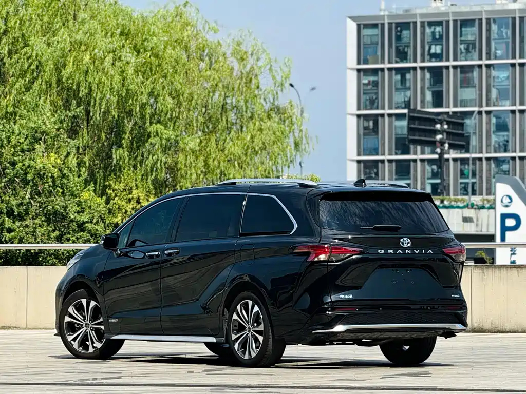 TOYOTA GRANVIA 2023
