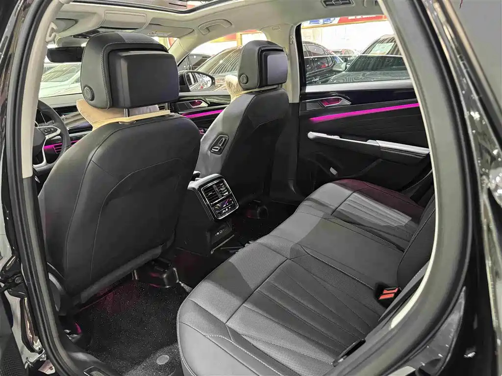 VOLKSWAGEN PASSAT 2024