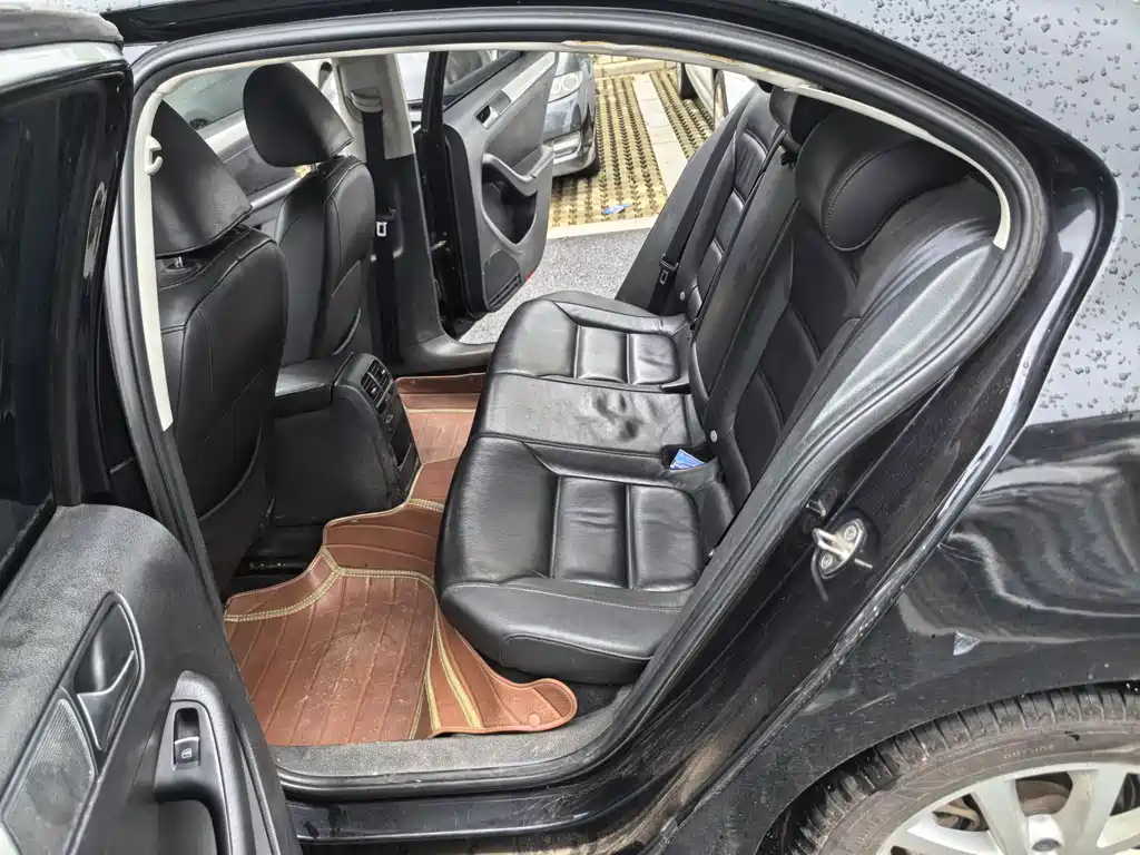 VOLKSWAGEN SAGITAR 2012