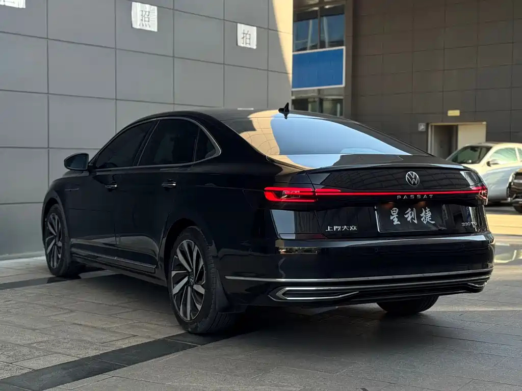 VOLKSWAGEN PASSAT 2023