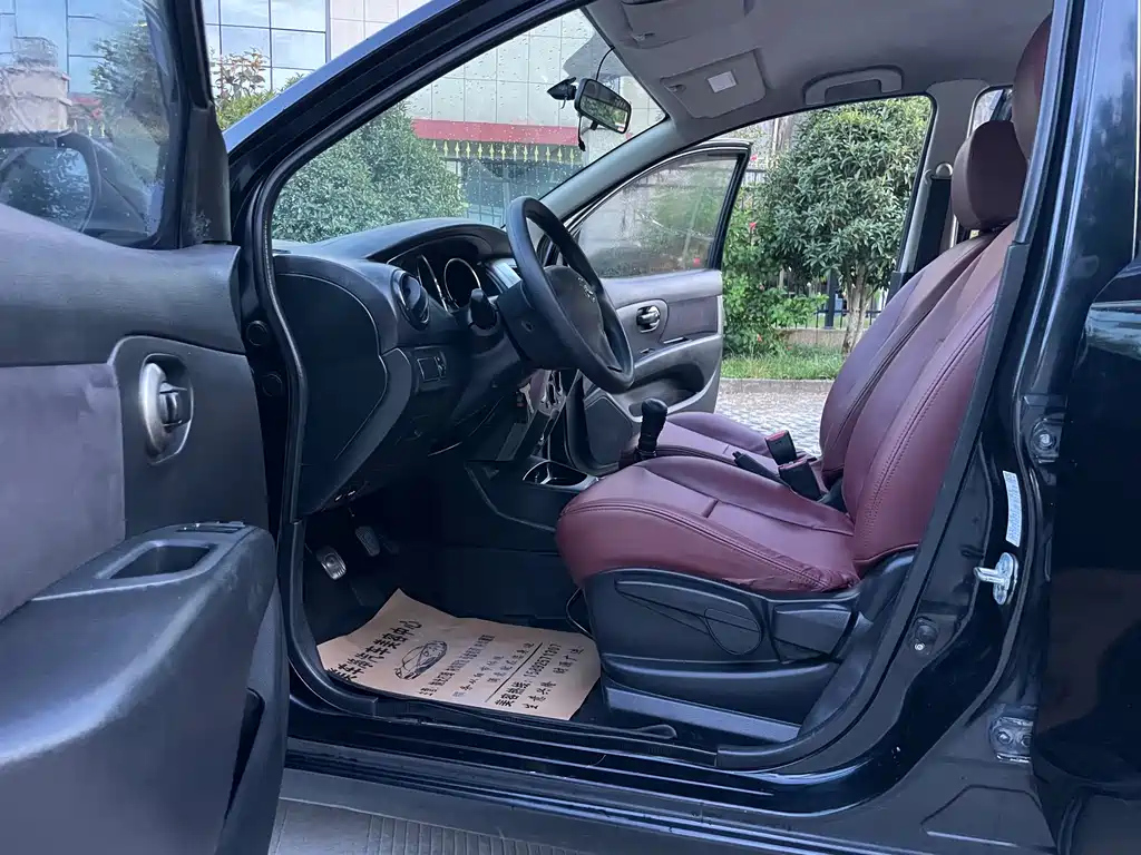 NISSAN LIVINA 2013