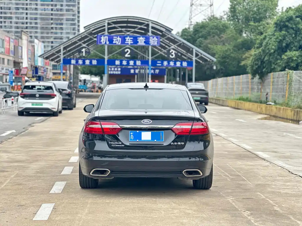 FORD TAURUS 2019