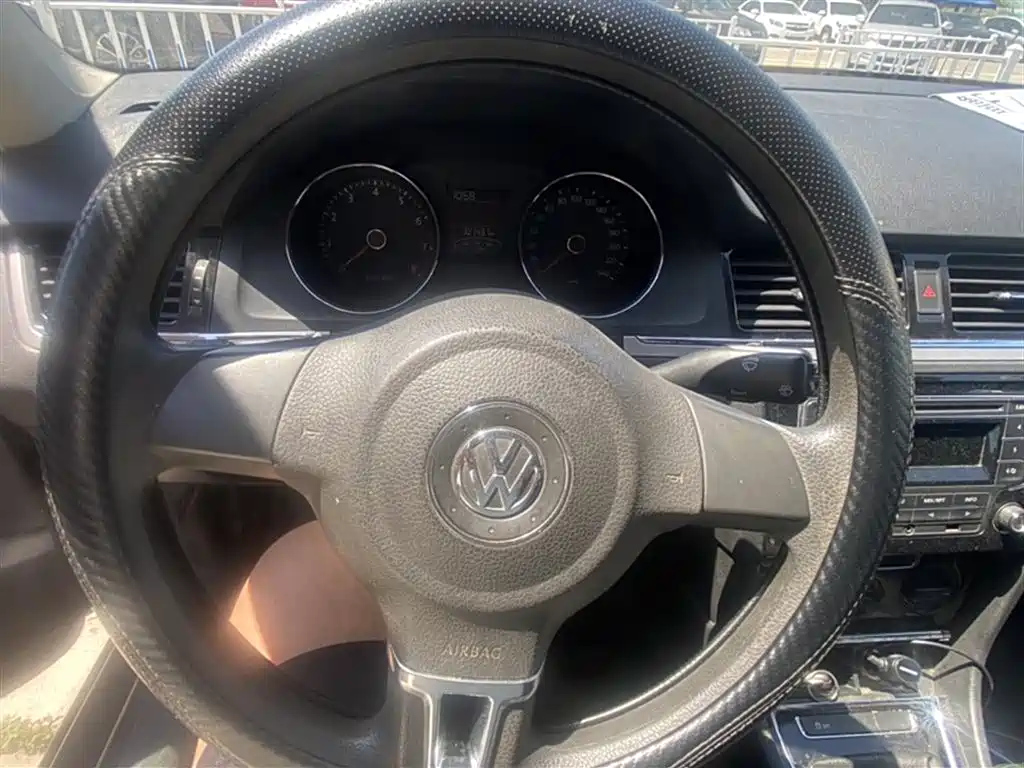 VOLKSWAGEN BORA 2013