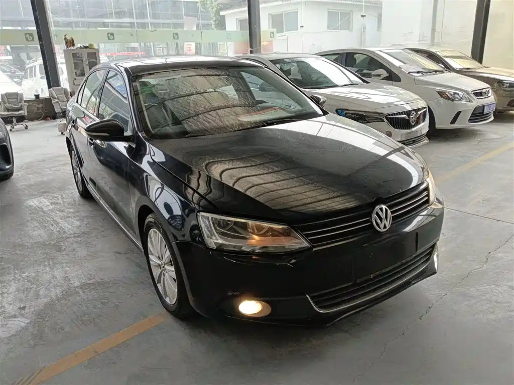 VOLKSWAGEN SAGITAR 2014
